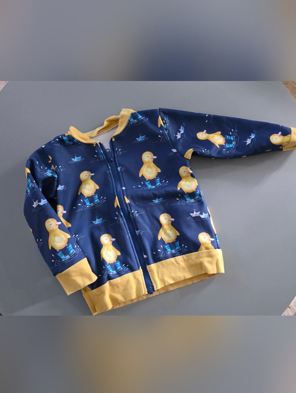 Kids Duck Print Zip-Up Swim Jacket in Navy and Yellow Fait Sur Mesure 1-3ans